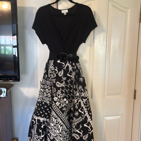 Women’s cap sleeve dress. Lined. Below the knee length. - Picture 1 of 1